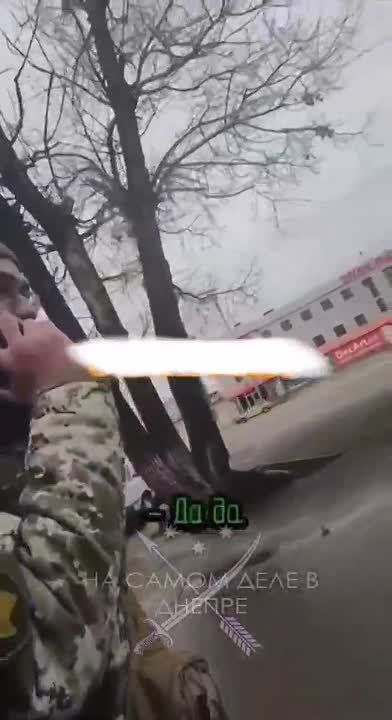 Запорожье. Парень идёт возле автовакзала, за ним пристроился из толпы ТЦКашников один из карателей