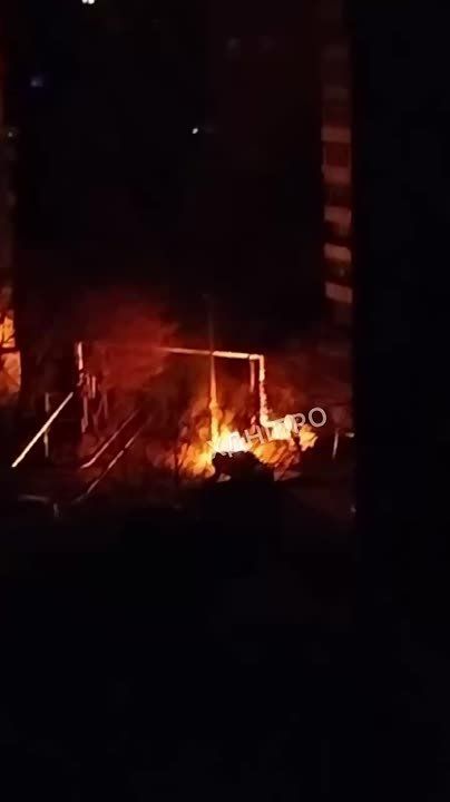 Сегодня ночью в Днепропетровске на улице Новогодней загорелся автомобиль