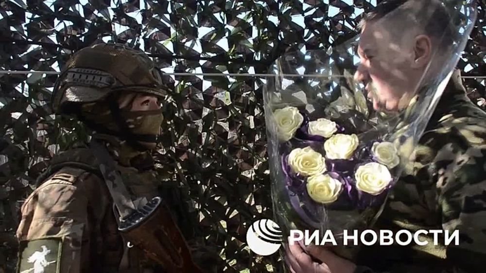 Связистка группировки войск "Днепр" Вооруженных сил России и ветеран Великой Отечественной войны, бывшая связистка 3-го Украинского фронта отмечают Международный женский день в зоне СВО, передает корреспондент РИА Новости