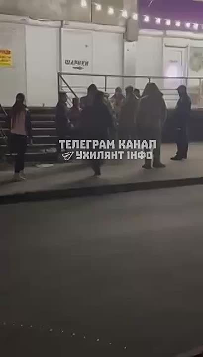В Днепропетровске мужчину пытались мобилизовать на улице, но вмешались прохожие, и парень смог убежать от ТЦК