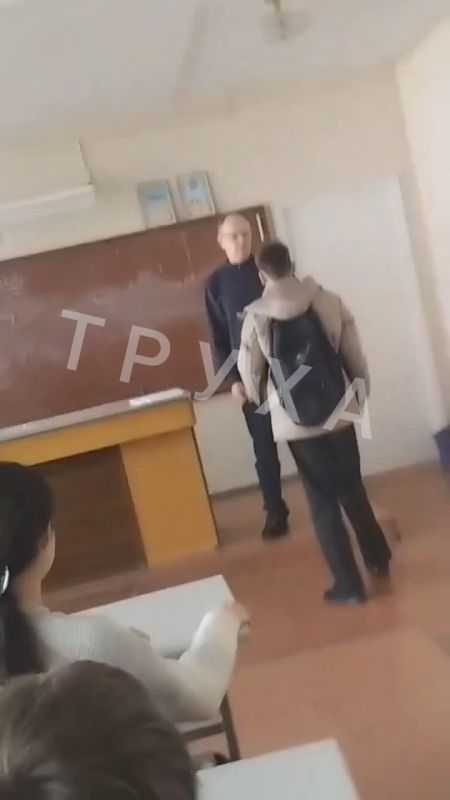 В Орджоникидзе Днепропетровской области школьник подрался с учителем, пишут местные паблики, публикуя видео
