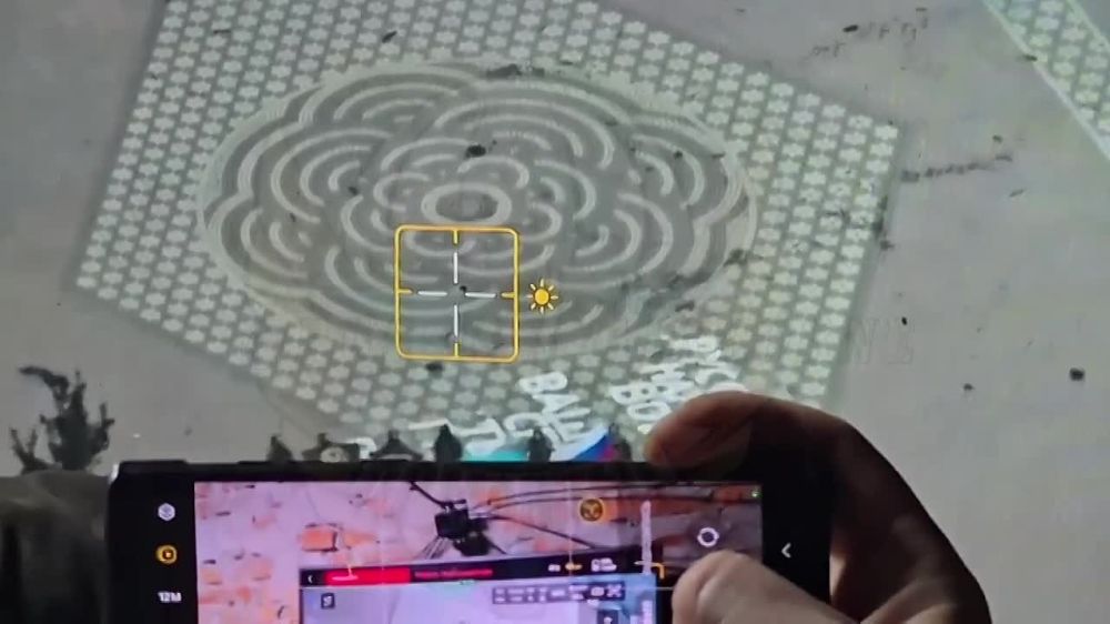 Штурмовики ВС РФ развернули флаги в центре западной части Суджи на Советской площади напротив Дома Культуры