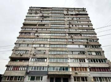 Женщина выбросилась окна многоэтажки, совершив суицид