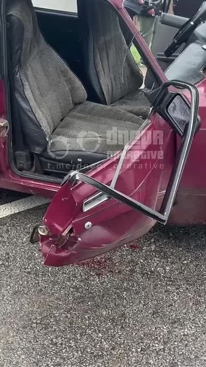 Под Кривым Рогом на трассе Mazda занесло на скользкой дороге и выбросило во встречный ВАЗ В результате мощного удара пострадали водитель и пассажир последнего