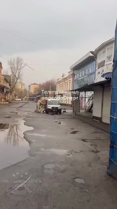 Вот пример, как мужчина из Днепропетровска спас жертву от ТЦКашных мразей