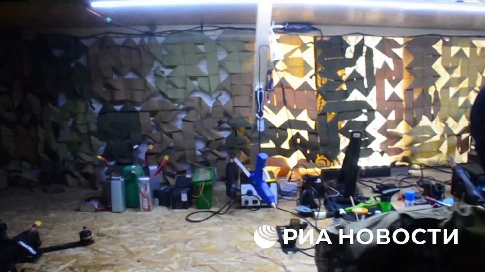 Операторы БПЛА 42-й гвардейской дивизии группировки "Днепр" перед выполнением задачи сами собирают свои коптеры, рассказал РИА Новости командир взвода с позывным "Грибник"