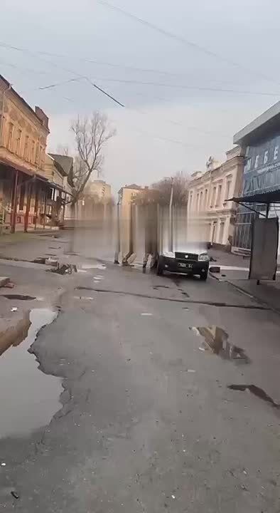 В Днепропетровске шакалы ТЦК напали на одного парня и хотели затащить его в машину, но тут пришел на помощь товарищу друг с камерой и шакалы ретировались