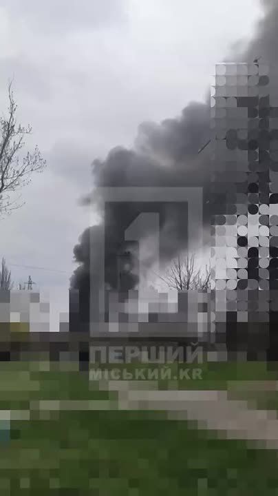 На месте прилета баллистики по цели ВСУ в Кривом Роге – сильный пожар