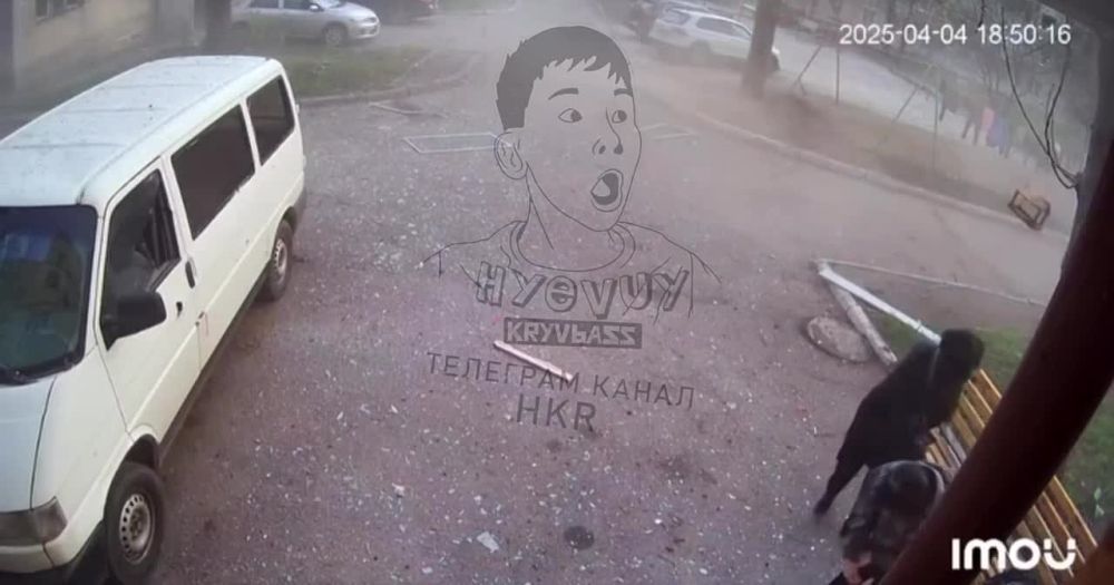 Камера с подъезда соседнего дома, расположенного недалеко от ресторана «Магеллан» в Кривом Роге, который накрыли ракетой