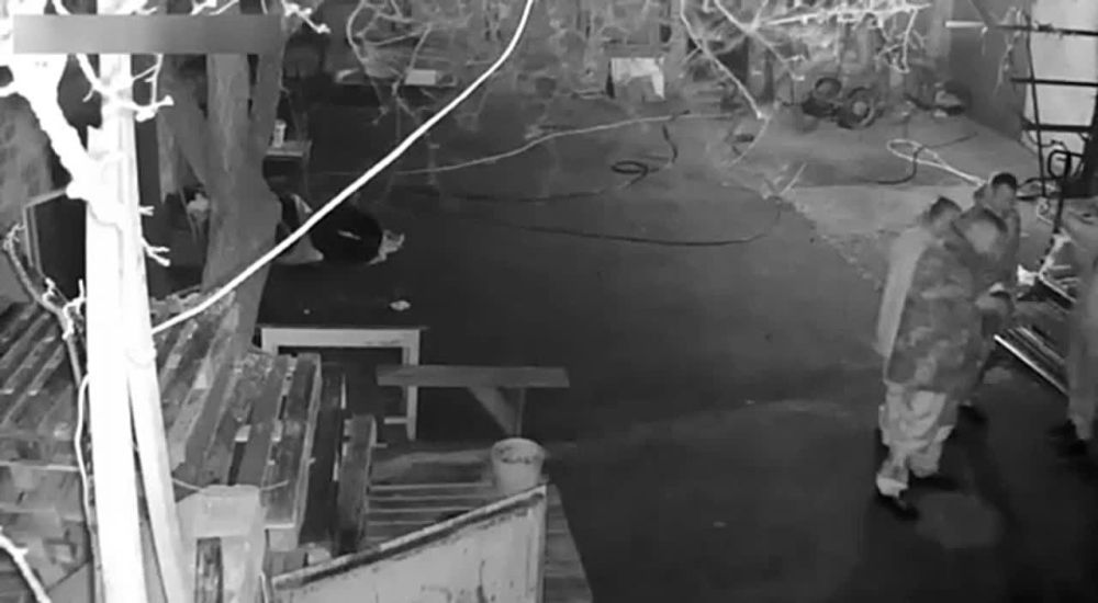 Папа с дочкой возвращались из магазина и уже подходили к дому