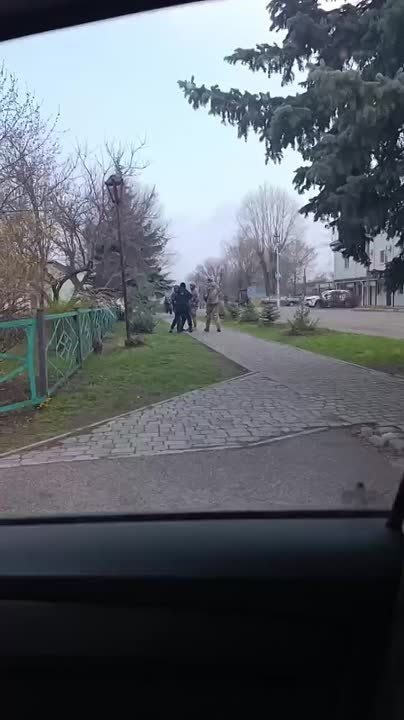 В Новоалександровке Днепропетровский район каратели из ТЦК обступили мужчину и стали хватать его за руки