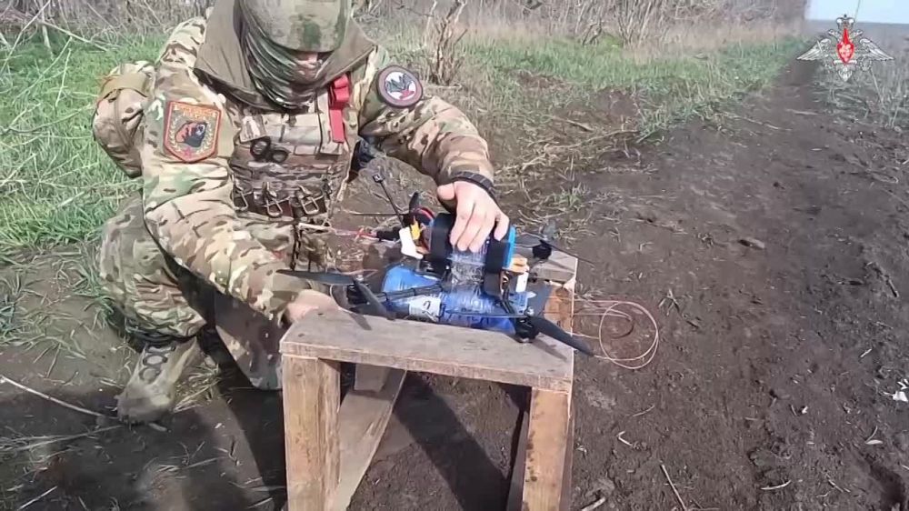 Операторы FPV-дронов группировки войск «Днепр» поразили легкобронированную технику и гранатомет MK-19 ВСУ в Запорожской области, сообщает Минобороны России