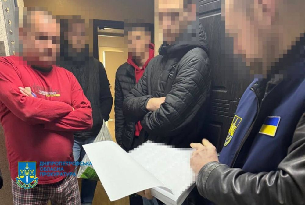 В Днепропетровске задержали чиновника и предпринимателей, которые как сообщают полицаи, пользуясь коррупционными схемами наживались на обустройстве детских и спортивных площадок