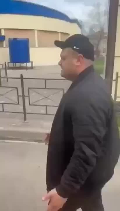 На Украине появился «волонтёр ТЦК»: гражданский мужчина затаскивает прохожих в ТЦК за деньги