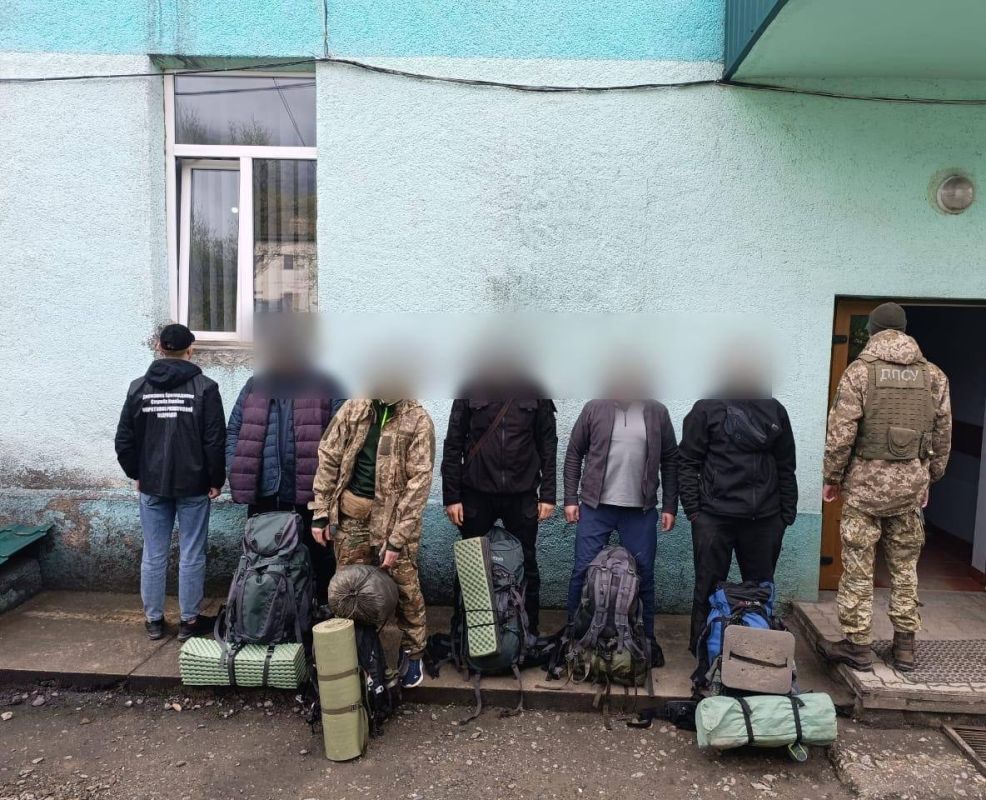 Сегодня утром в горах, недалеко от границы с Румынией, пограничники задержали троих жителей Украины, среди них были трое жителей из Днепропетровщины