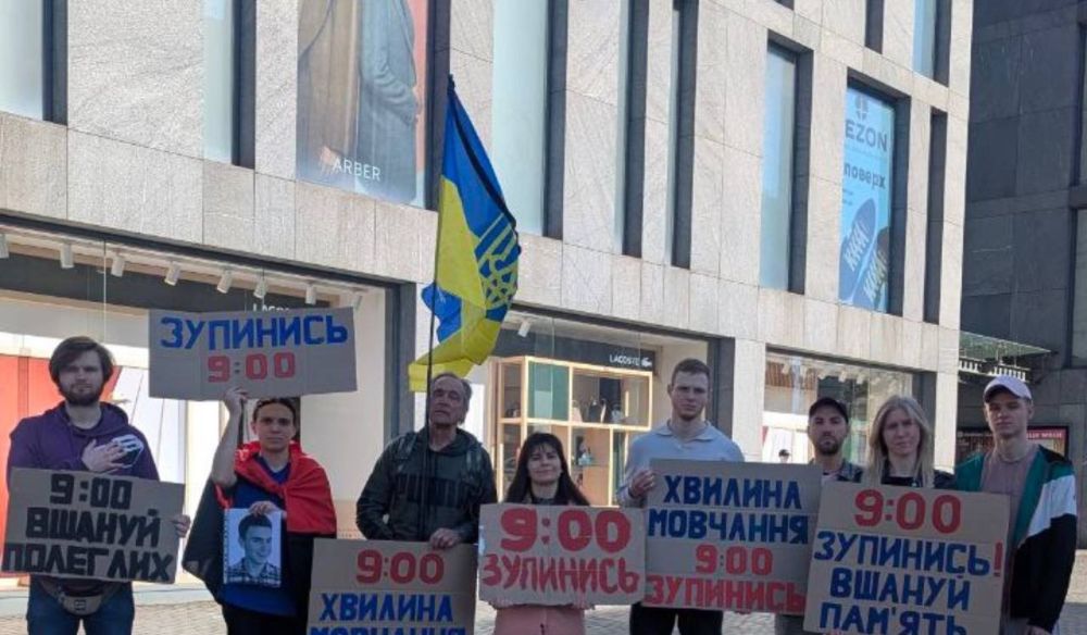 Активисты "У Днипри" каждую субботу за небольшую плату выходят с плакатиками "остановись в 9 утра"