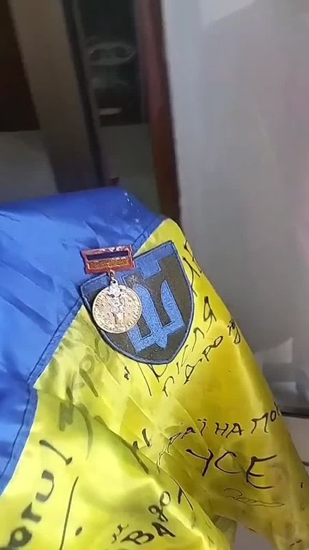 Вояка жалуется.. Ветеран войны, "воин света" рассматривает свою медальку и сокрушается, года не прошло, а медалька вспухла, блестюшки ободрались. Значок сделан непонятно из какого металла, уже проржавел