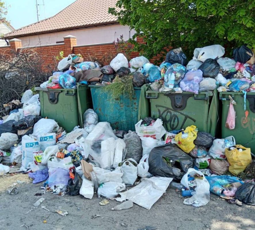 Жители жилмассива Северного жалуются, так как у них коммуналььщики не вывозят мусор