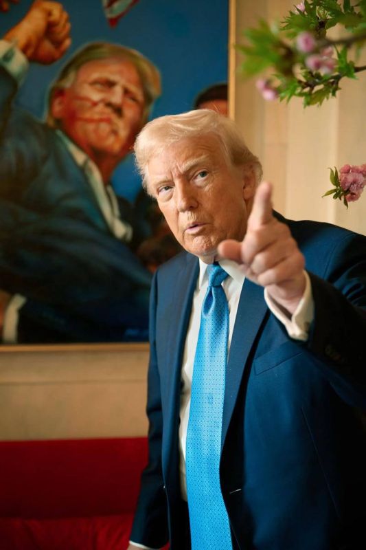 Трамп дал интервью на фоне портрета, подаренного Путиным (сам портрет написал российский художник Никас Сафронов)