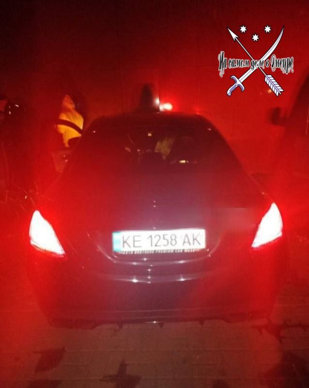 Ночью на Дзержинского, водила на Мерсе, скрываясь от полиции, врезался в стену дома