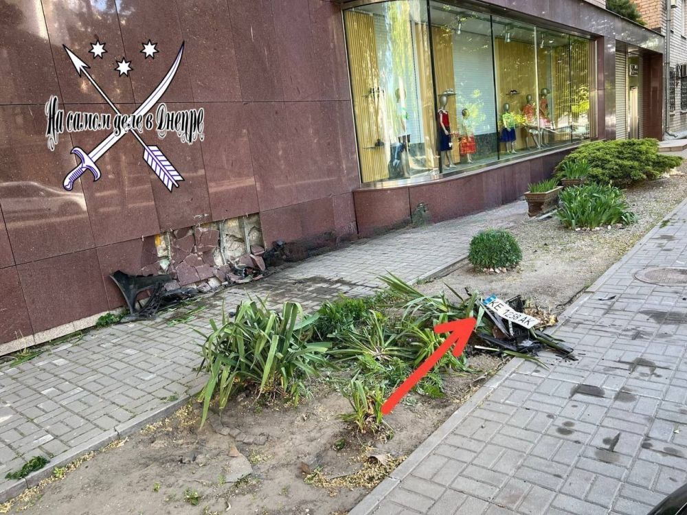 Ночью на Дзержинского, водила на Мерсе, скрываясь от полиции, врезался в стену дома Ночью на Дзержинского, водила на Мерсе, скрываясь от полиции, врезался в стену дома