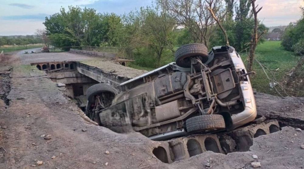 Уничтоженный ударом ВКС России мост в Новопавловке, Днепропетровская область Уничтоженный ударом ВКС России мост в Новопавловке, Днепропетровская область