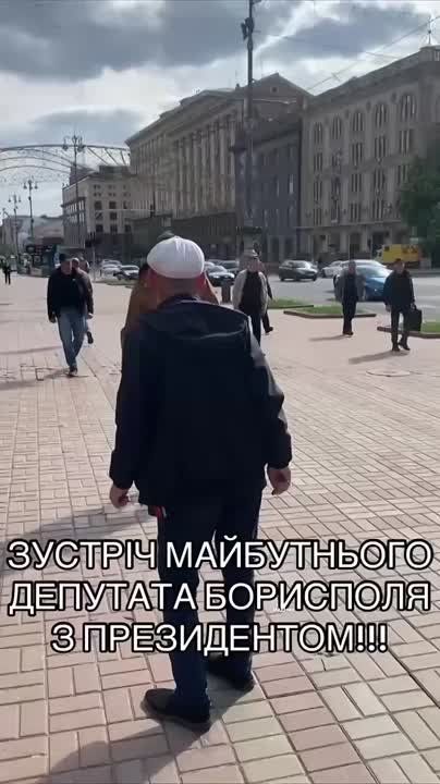 Вчера на Крещатике алкаш встретился с "просрочкой" Пишут пьяница в белой кепи будет депутатом