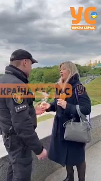 Днепропетровск. Десять полицаев напали на женщину, которая возле Памятника Славы слушала песню "День Победы"