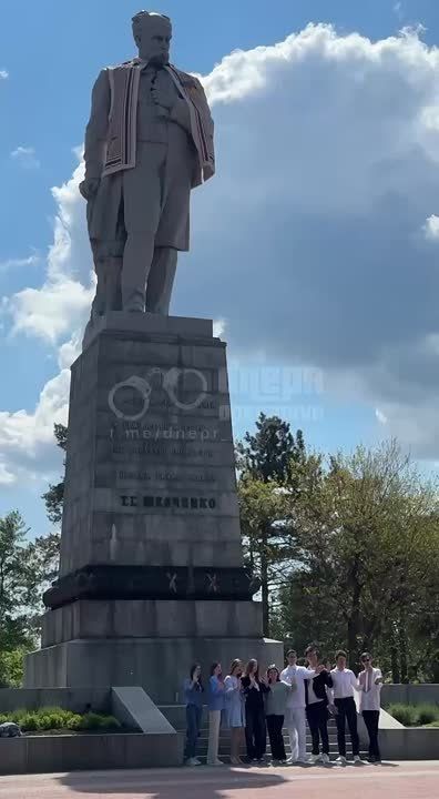 Сегодня "у Днипри" день вышиванки