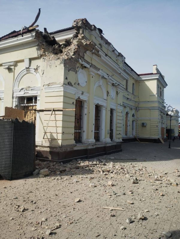 В Херсоне в результате ударов пострадало здание железнодорожного вокзала
