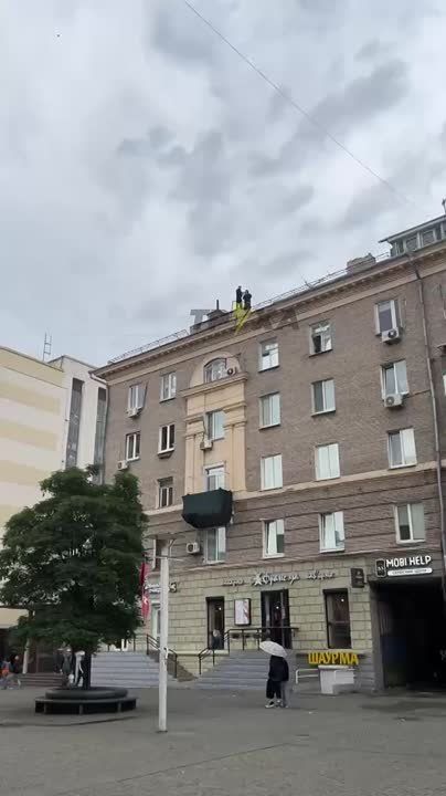 Сегодня в Днепропетровске дети вылезли на крышу дома на Европейской площади