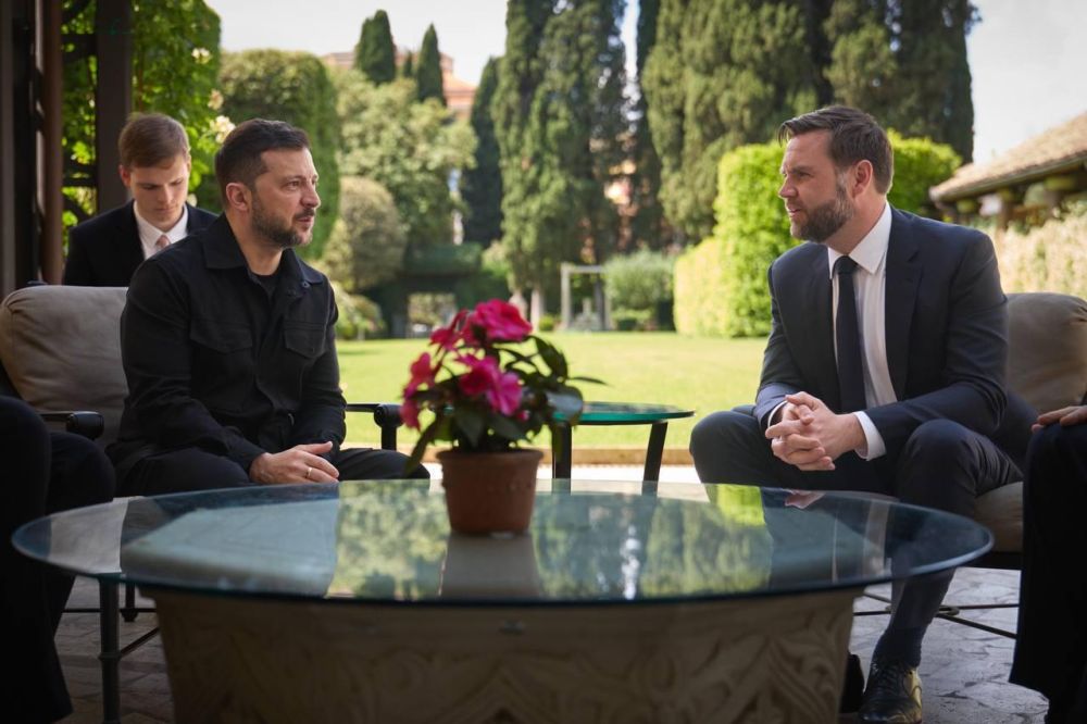 А вот ещё фоточки гниды и Вэнса в Риме