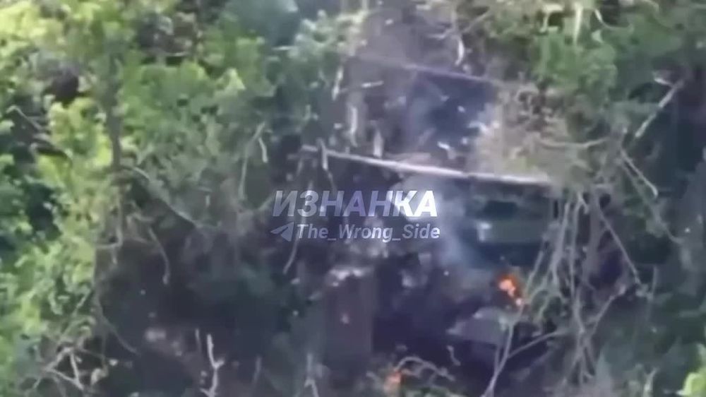 Уничтожение танка Т-64БВ ВСУ ударом барражирующего боеприпаса «Ланцет» в районе н.п Новогеоргиевка, Днепропетровской области