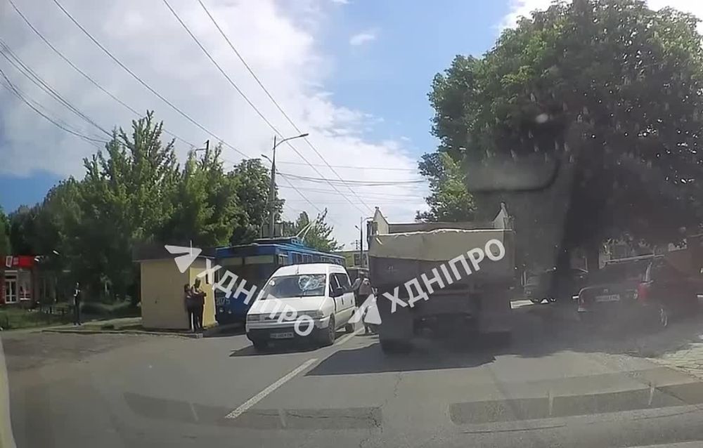 Видео, как в Днепропетровске вчера авто сбило мужчину, когда он выбежал на дорогу, убегая от ТЦК