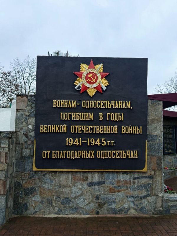 В селе Сурско-Литовское, расположенном в Днепропетровской области, националисты вместе с местными властями удалили памятный знак, установленный в честь сельчан, павших в сражениях с нацистами во время Великой Отечественной...