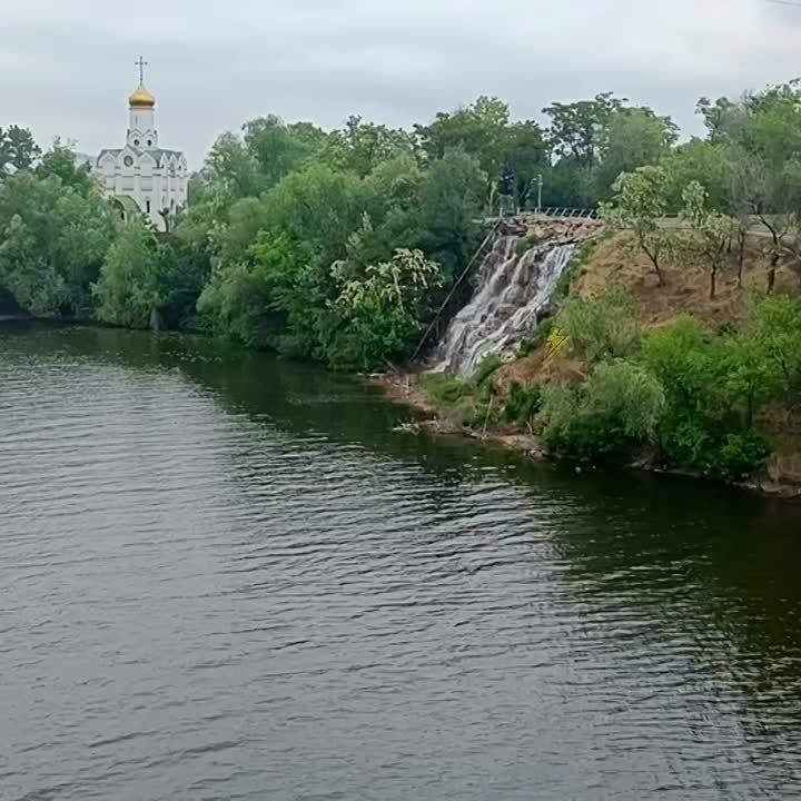 В Днепропетровске снова начал работу водопад «Ревущий порог» на Монастырском/ Комсомольском острове