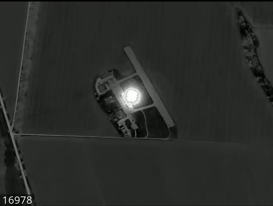 Кадры прилёта по украинскому аэродрому с легкомоторными самолетами, которые использовались для борьбы с российскими бпла