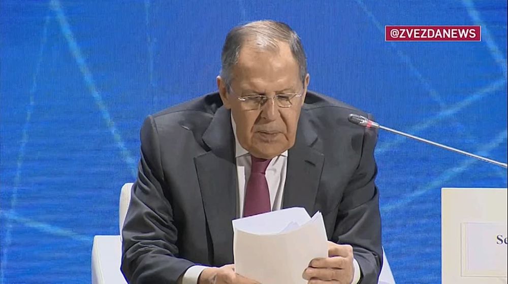 Россия не может оставить людей под властью нынешнего киевского режима, если хунта Зеленского рассчитывает, что Украина будет продолжать жить по нынешним законам, то это иллюзии, заявил Сергей Лавров