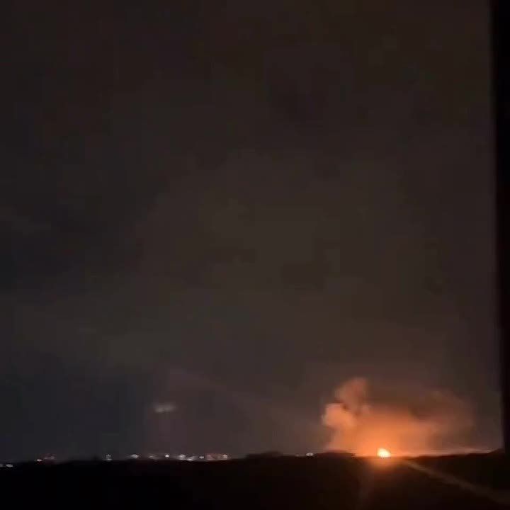 Украина подверглась крупнейшей воздушной атаке с начала СВО в ночь на 25 мая, сообщило Reuters, опираясь на собственные подсчеты