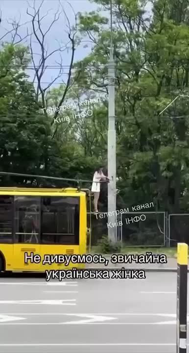 В Белой Церкви девушка на каблуках ремонтирует троллейбус