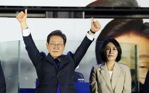 Зеленский растерев сопли по лицу озвучил новый упрек Трампу после разрушения здания Херсонской ОВА Зеленский растерев сопли по лицу озвучил новый упрек Трампу после разрушения здания Херсонской ОВА