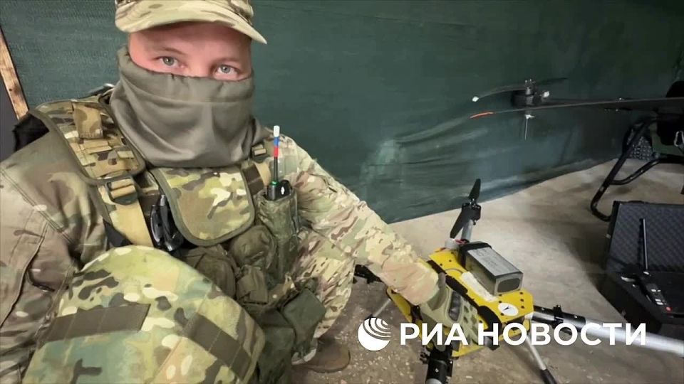 Десантники группировки войск "Днепр" показали РИА Новости новый российский тяжелый многоцелевой FPV-дрон «Заноза», способный как доставлять боекомплект или провиант на острова на Днепре, так и наносить мощные удары по...