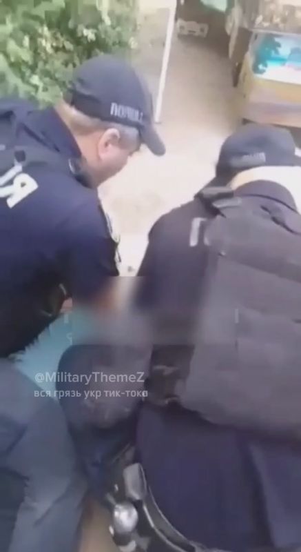 В Днепре мужчина припарковал авто на тротуаре — во время проверки полиция выяснила, что он находится в розыске ТЦК