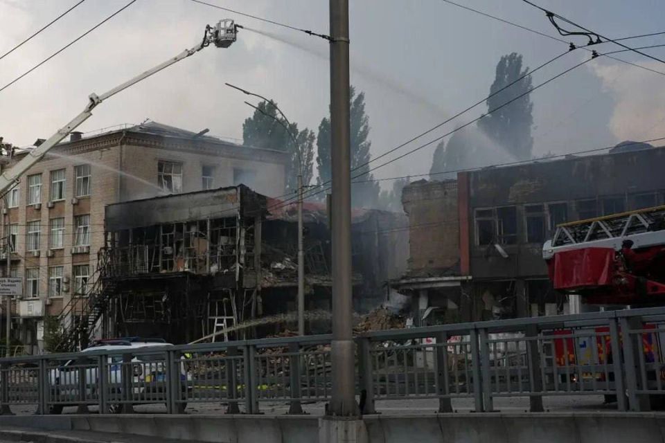Разрушенное здание и повреждённые железнодорожные пути в Киеве после ночного ракетного удара