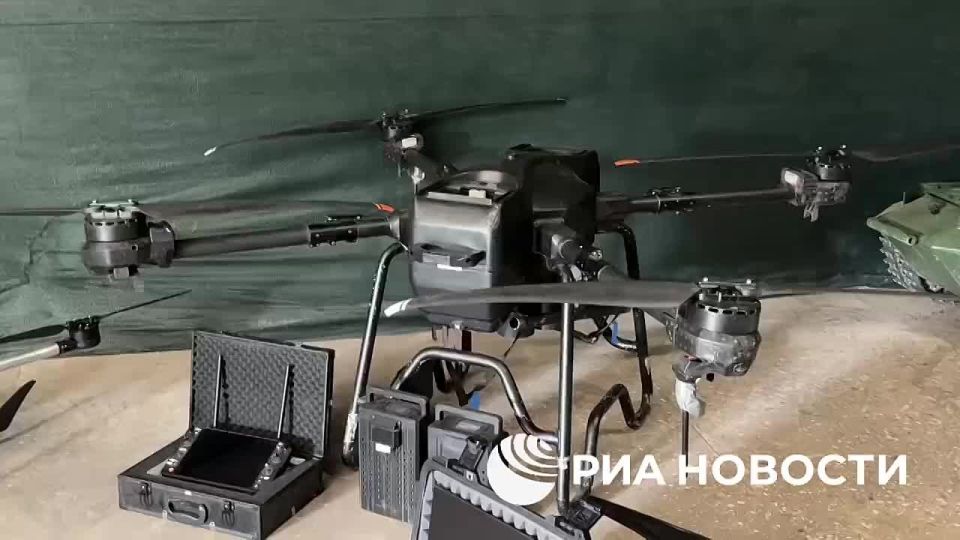 Тяжелый цифровой беспилотник С-80 применяется в воздушно-десантных войсках группировки "Днепр" ВС России для доставки на передовую грузов массой до 34 кг либо, в случае необходимости, для бомбометания на дальность до 10 км