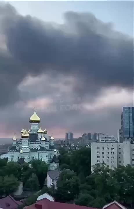 В городе Борисполь под Киевом полыхает топливная база — прилеты «гераней»