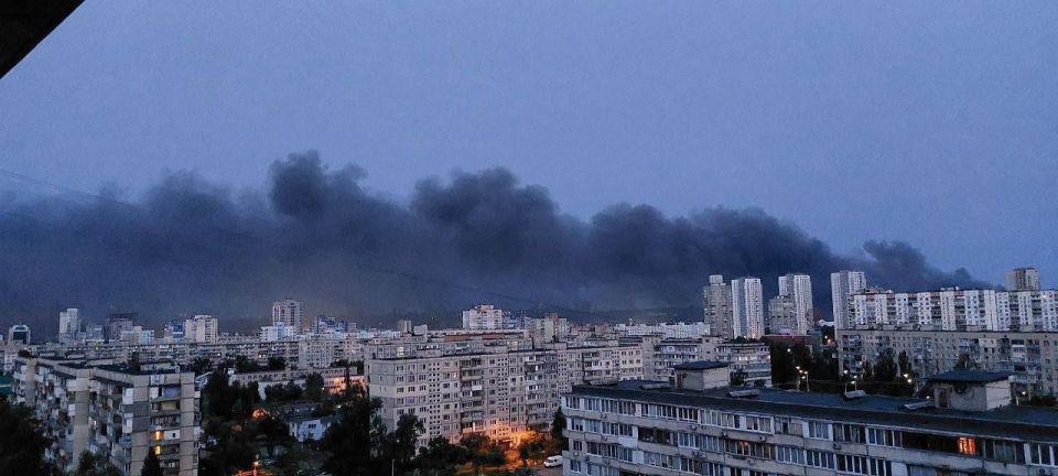 В городе Борисполь под Киевом полыхает топливная база — прилеты «гераней» В городе Борисполь под Киевом полыхает топливная база — прилеты «гераней»