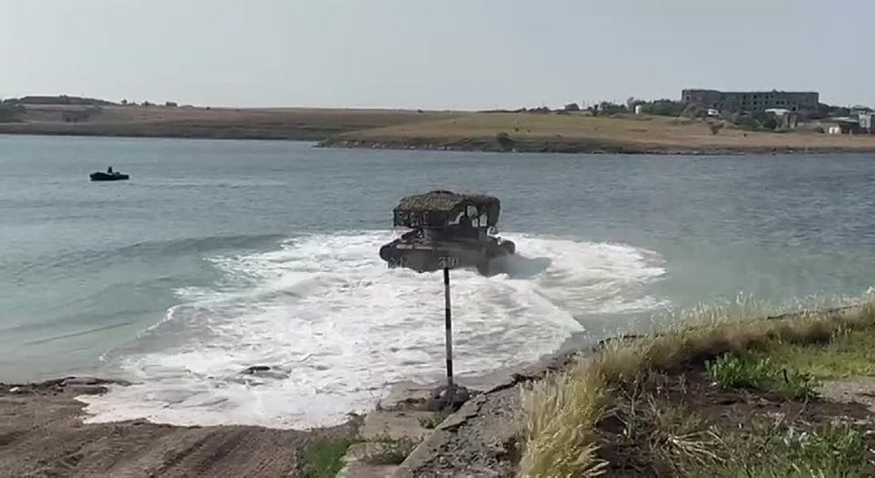 БМП-3 с мангалом и бочками в роли поплавков плывет по Днепру в Херсонской области