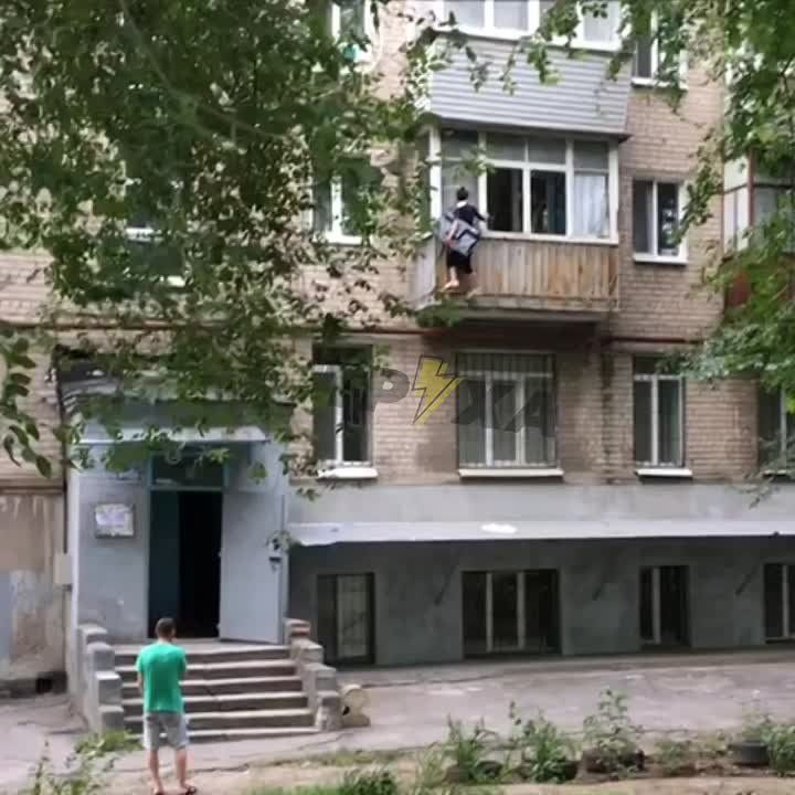 В Днепропетровске ворюжка украла телевизор и решила вынести его через балкон