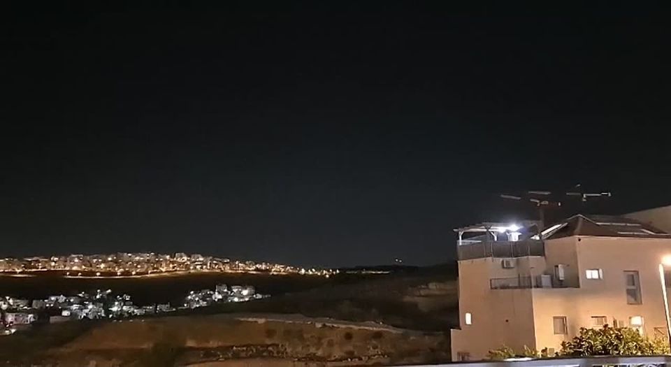 Появляется всё больше видео с иранскими ракетами, атакующими Израиль